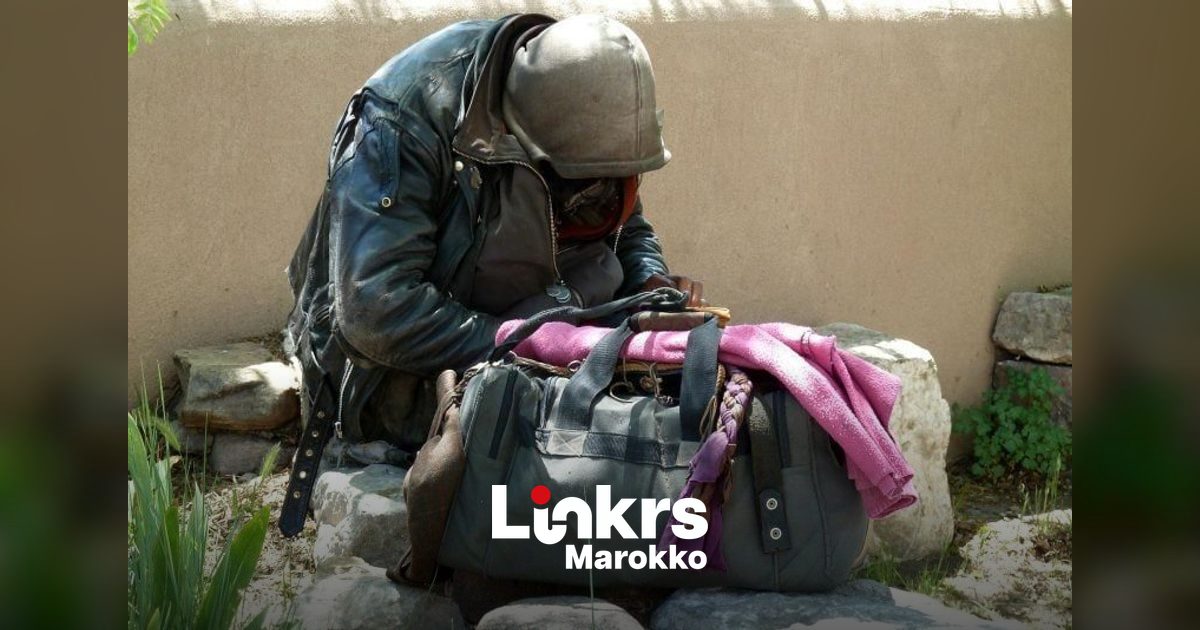 Straatbeeld in een Marokkaanse stad met een dakloze persoon