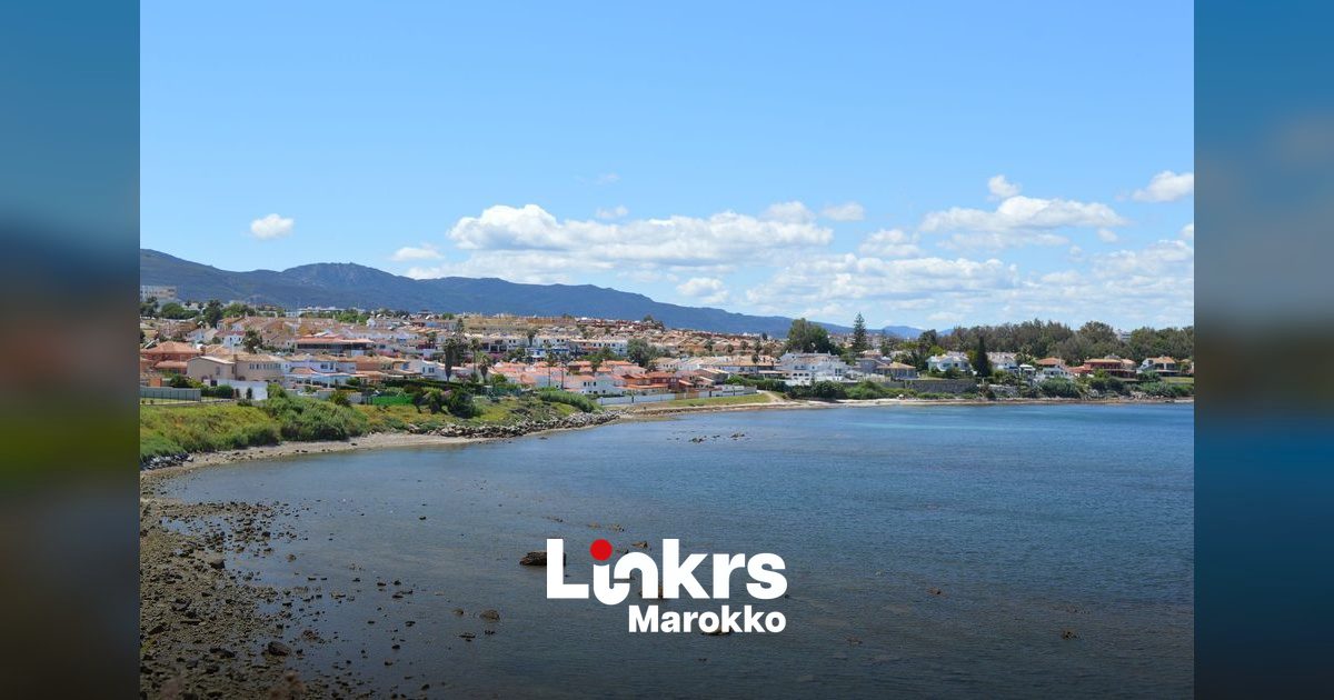 Kustlijn bij de Spaanse enclave Ceuta aan de Marokkaanse noordkust
