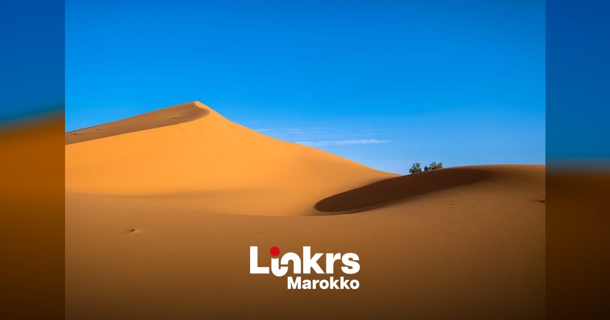 Felle zon boven een droog landschap in Marokko tijdens een hittegolf