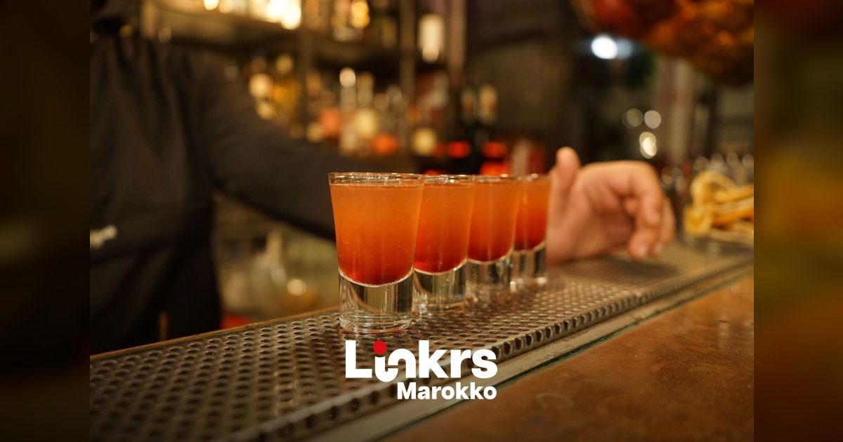 Glazen met alcoholische drank op een terras tijdens een vakantie
