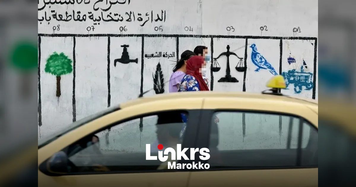 Marokkaanse kiezers bij een stembureau tijdens parlementsverkiezingen