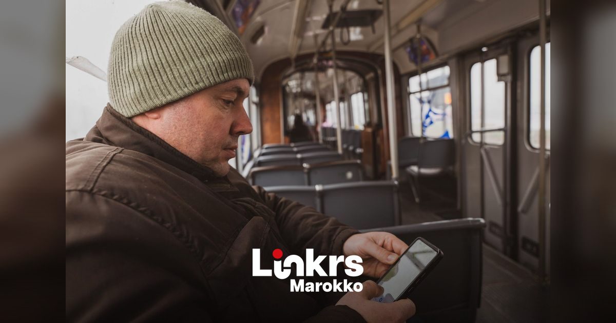 Jongeren gebruiken hun smartphone met beide duimen in een tram