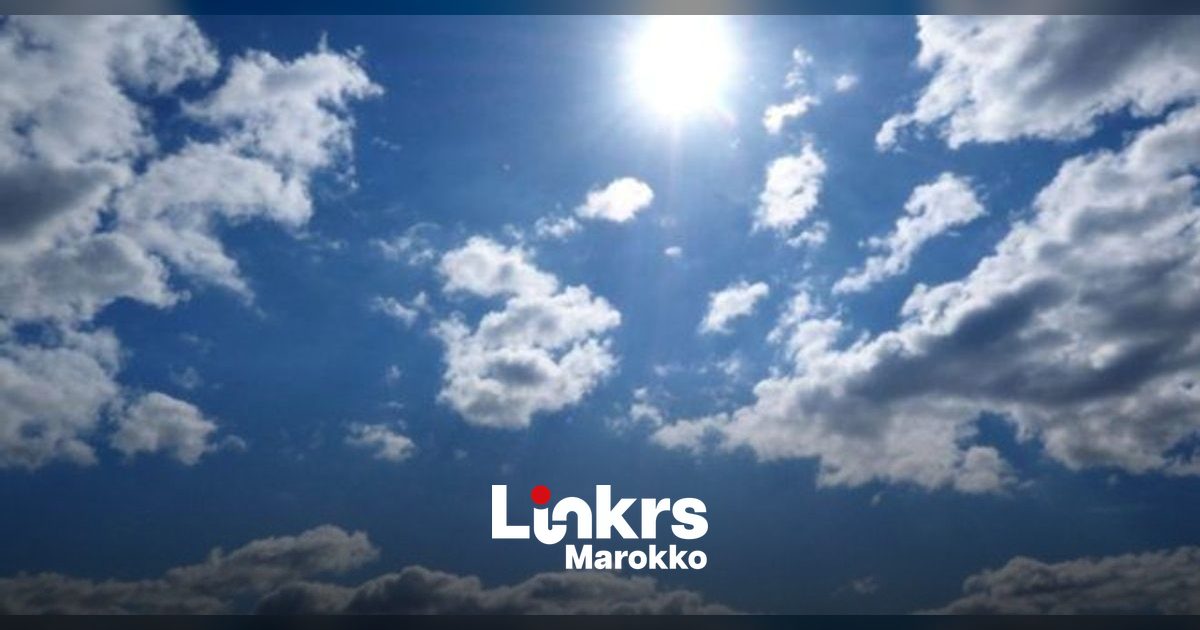 Zonnig zomerweer boven een Marokkaans landschap