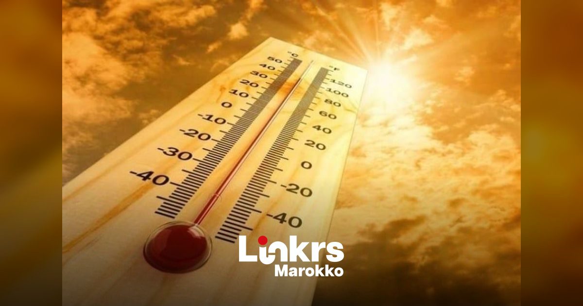 Zonnig zomerweer boven een Marokkaanse stad
