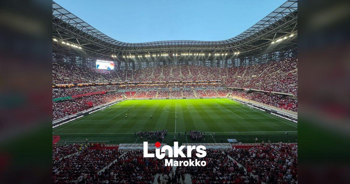Modern voetbalstadion in Casablanca met vol tribunes tijdens een wedstrijd