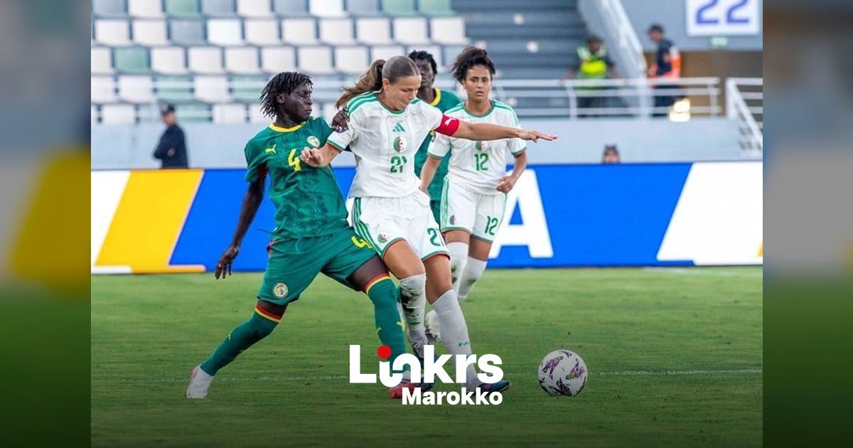 Vrouwenvoetbalsters in actie tijdens een wedstrijd van de Afrika Cup in een stadion in Rabat