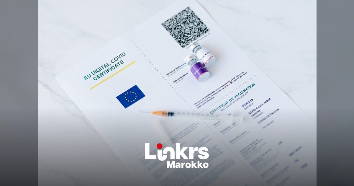 Marokkaanse Belg met documenten van het ziekenfonds voor een reis naar Marokko