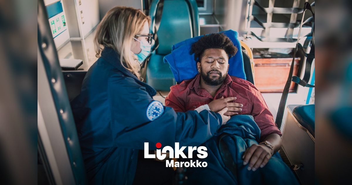 Reiziger in een ziekenhuisbed met op de achtergrond een ambulancevliegtuig