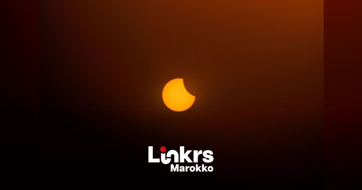 Gedeeltelijke zonsverduistering met een sikkel van de zon zichtbaar